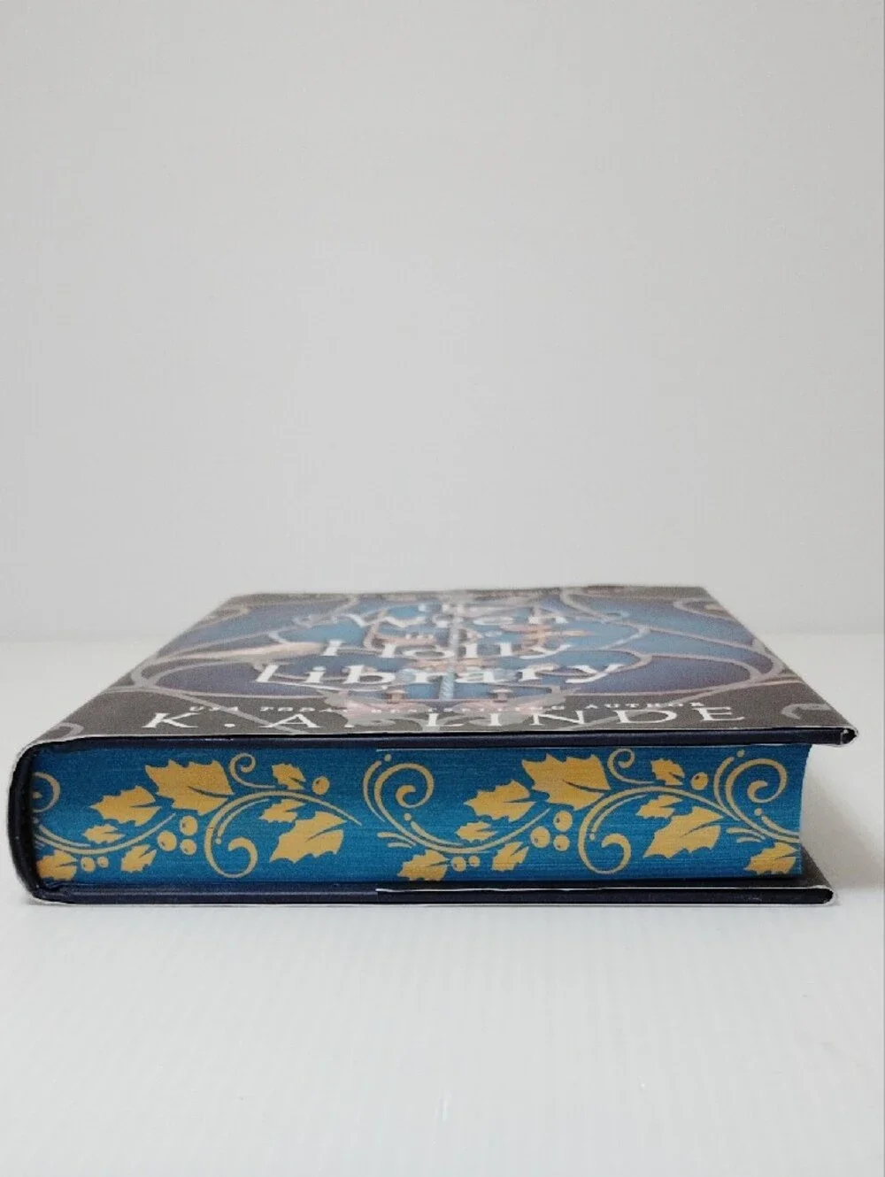 The Wren in the Holly Library - K.A. Linde (Sprayed Edges) *First Edition*